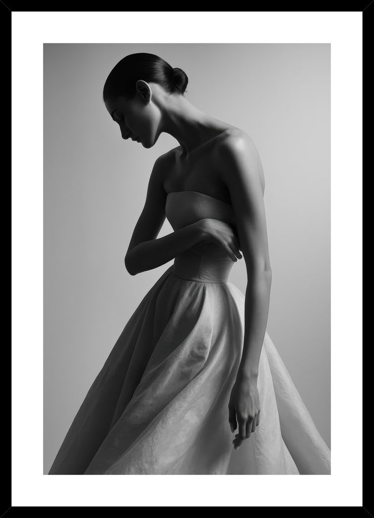 Timeless Elegance in Shadow affisch stylad i interiörmiljö med svart ram.