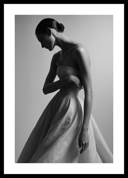 Timeless Elegance in Shadow affisch stylad i interiörmiljö med svart ram.