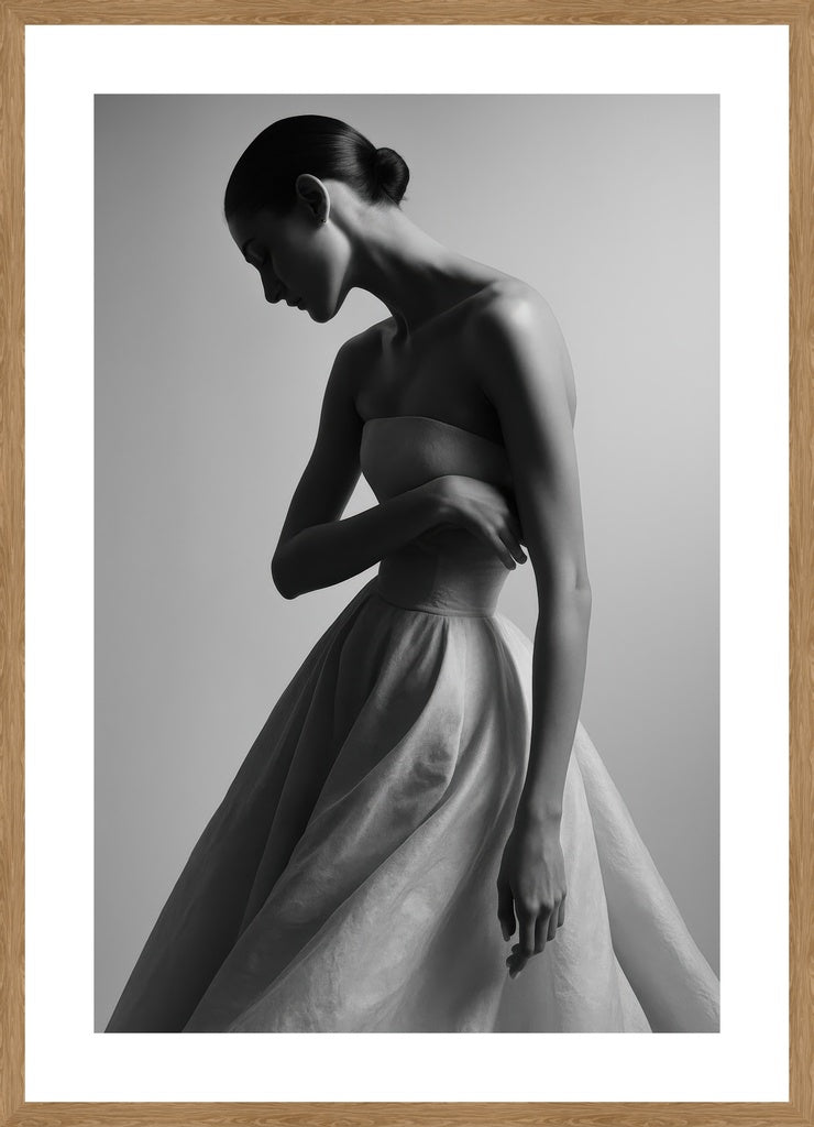 Timeless Elegance in Shadow affisch stylad i interiörmiljö med ekram.