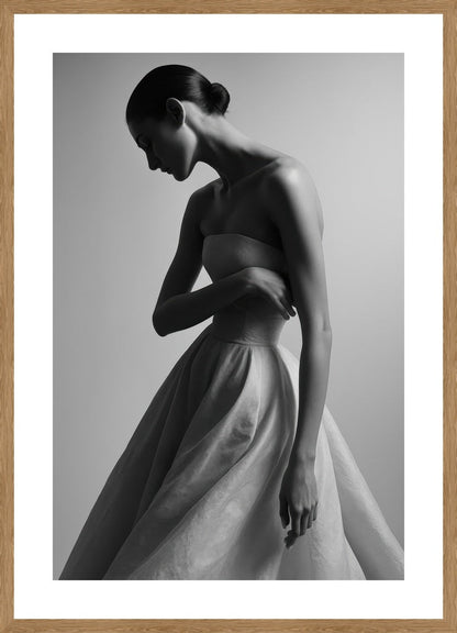 Timeless Elegance in Shadow affisch stylad i interiörmiljö med ekram.