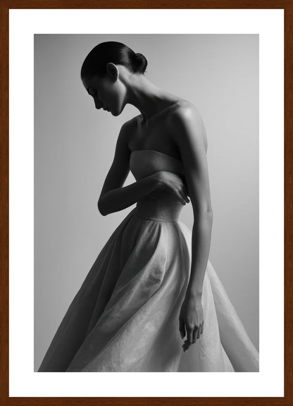 Timeless Elegance in Shadow affisch stylad i interiörmiljö med mörk ekram.