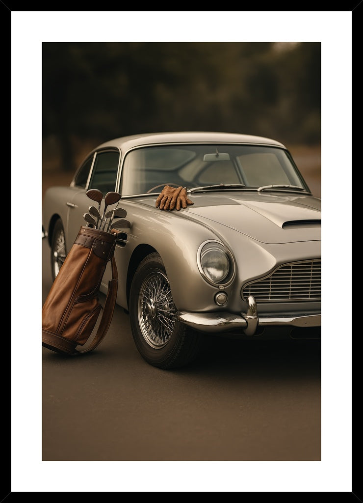 Timeless Luxury on the Fairway affisch stylad i interiörmiljö med svart ram.