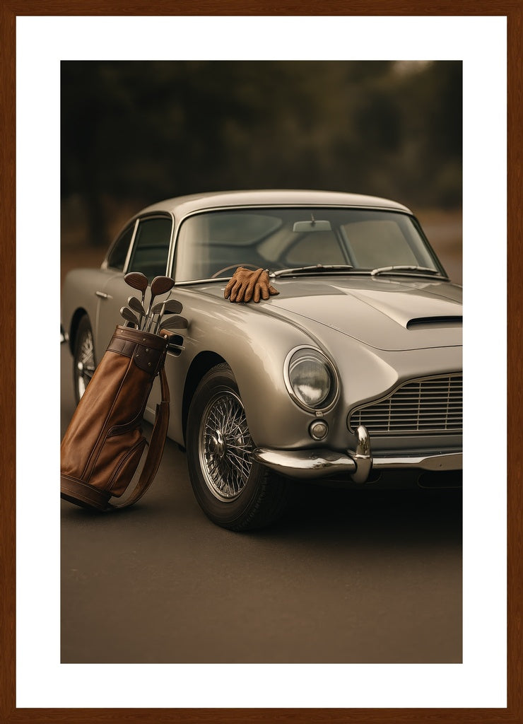 Timeless Luxury on the Fairway affisch stylad i interiörmiljö med mörk ekram.