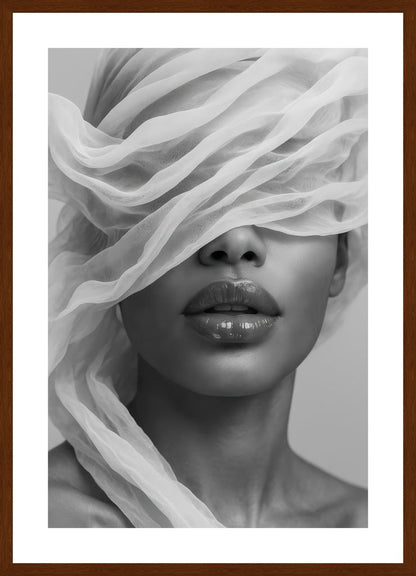Veiled Elegance I affisch stylad i interiörmiljö med mörk ekram.