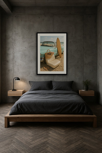 Vintage Cadillac by the Sea affisch stylad i interiörmiljö.