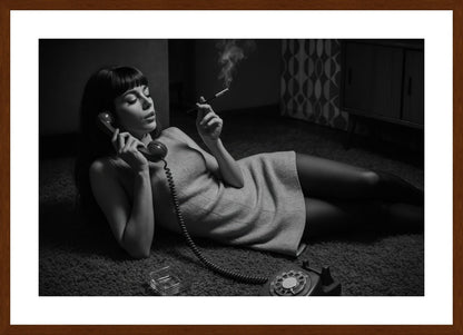 Vintage Call affisch stylad i interiörmiljö med mörk ekram.